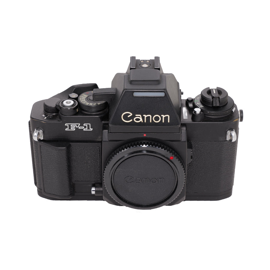 Canon New F-1 set forfra fra lidt højere vinkel med knapper og flashsko