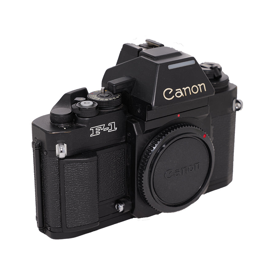 Canon New F-1 set skråt forfra fra grebssiden