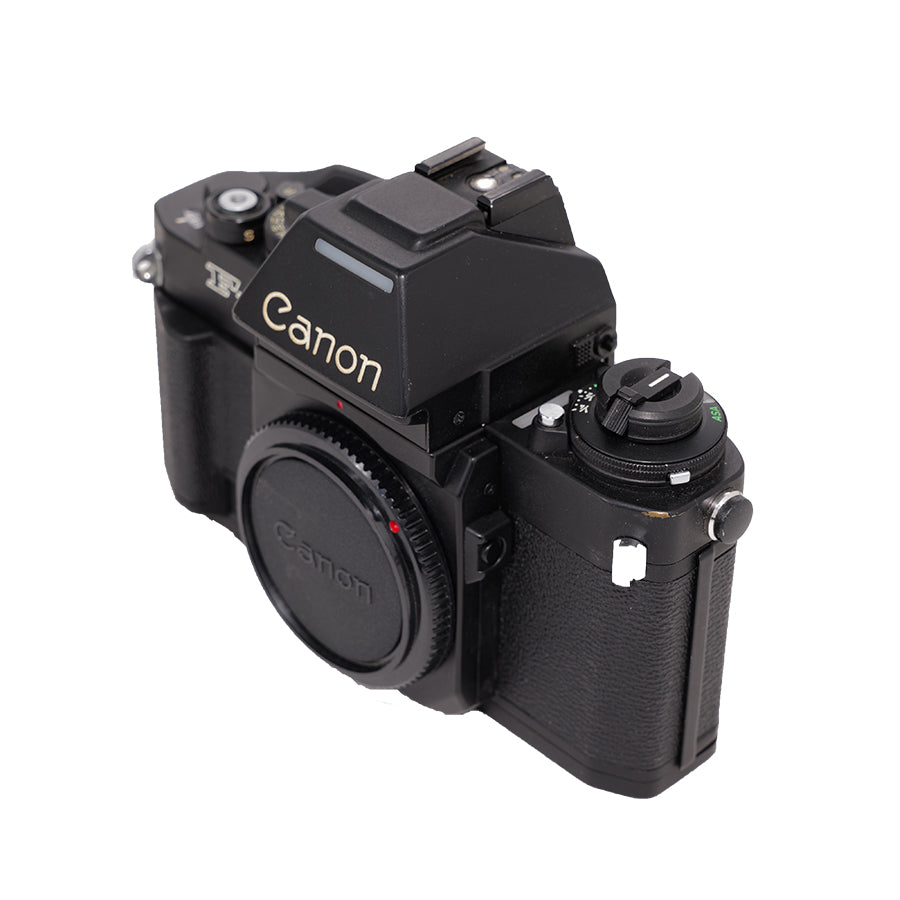 Canon New F-1 set skråt forfra fra tilbagespolingssiden