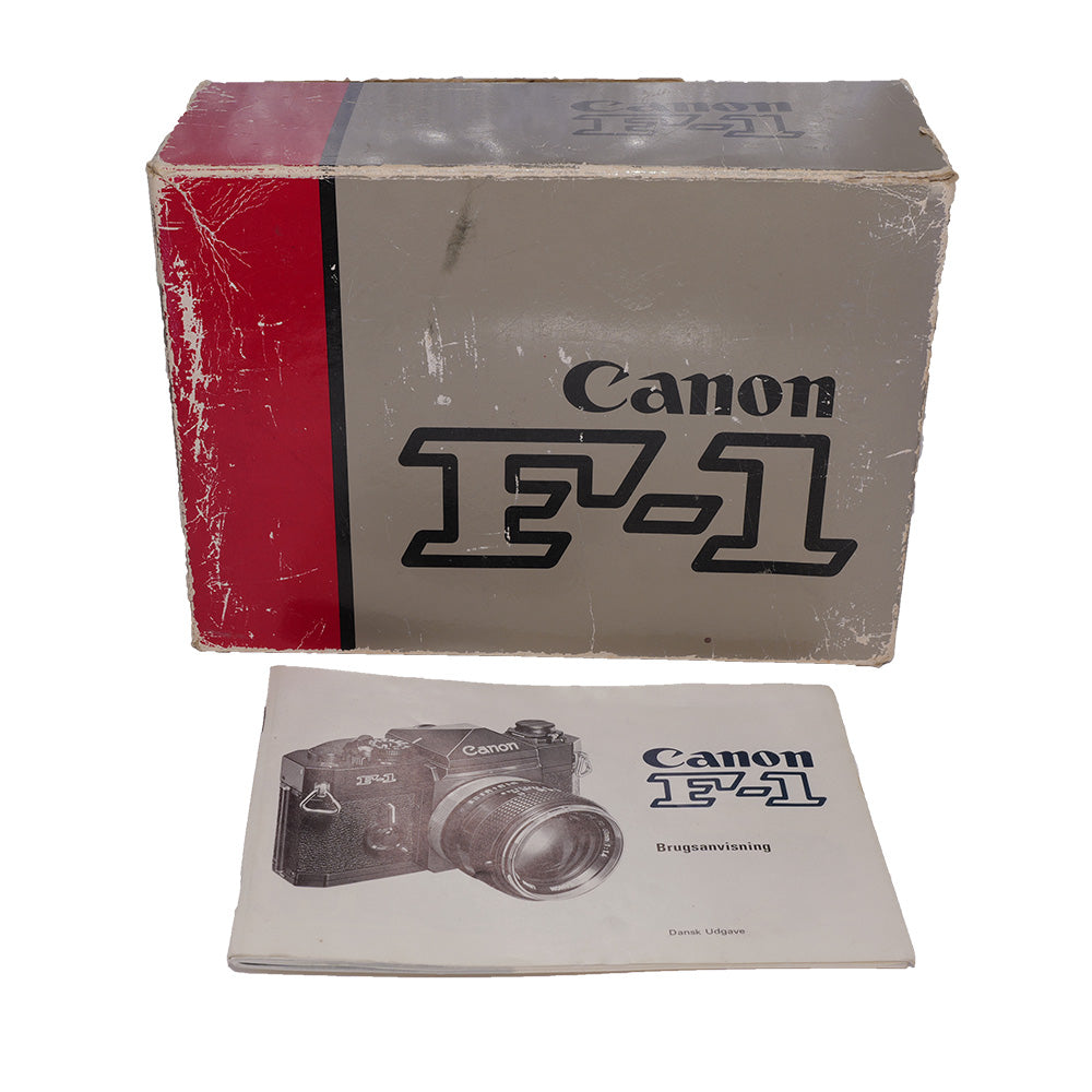 Original Canon F-1-æske og dansk brugsanvisning, der følger med kameraet
