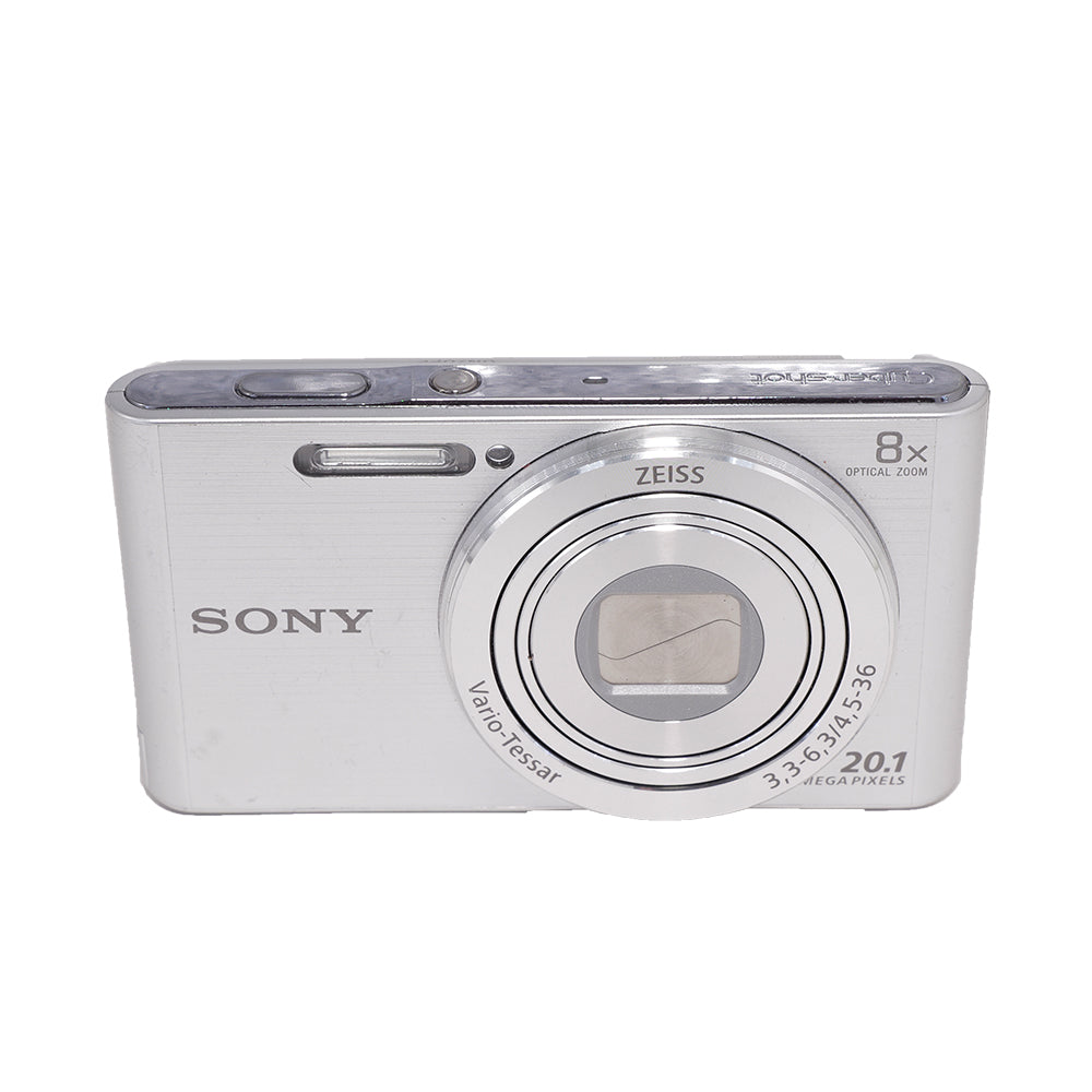Sony Cyber-shot DSC-W830 kompaktkamera i sølv set skråt forfra med udløser og tænd/sluk-knap på toppen