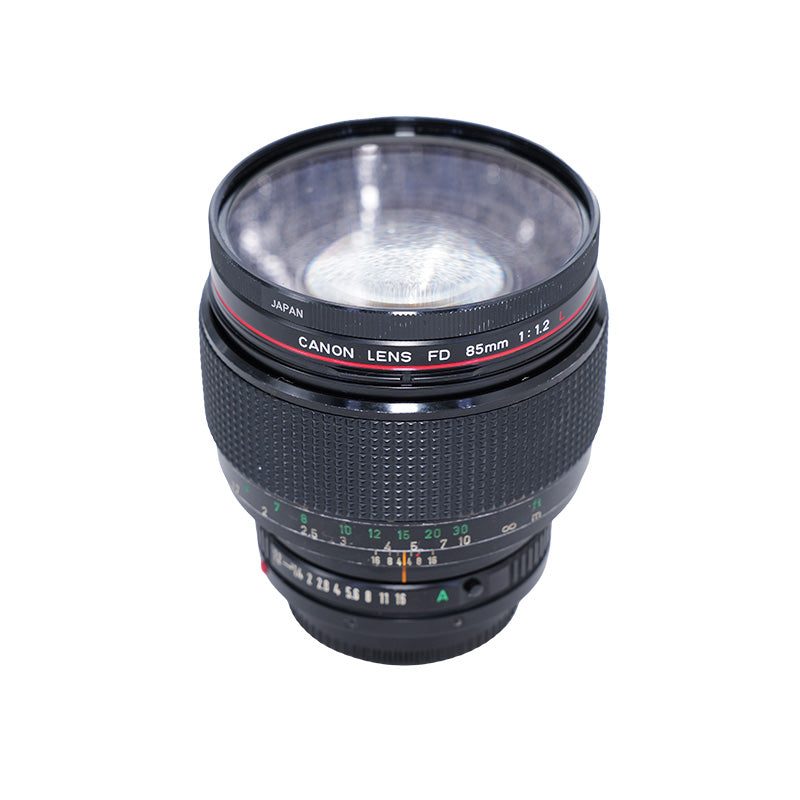 Canon FD 85mm f/1.2L set skråt forfra med 72 mm UV-filter monteret