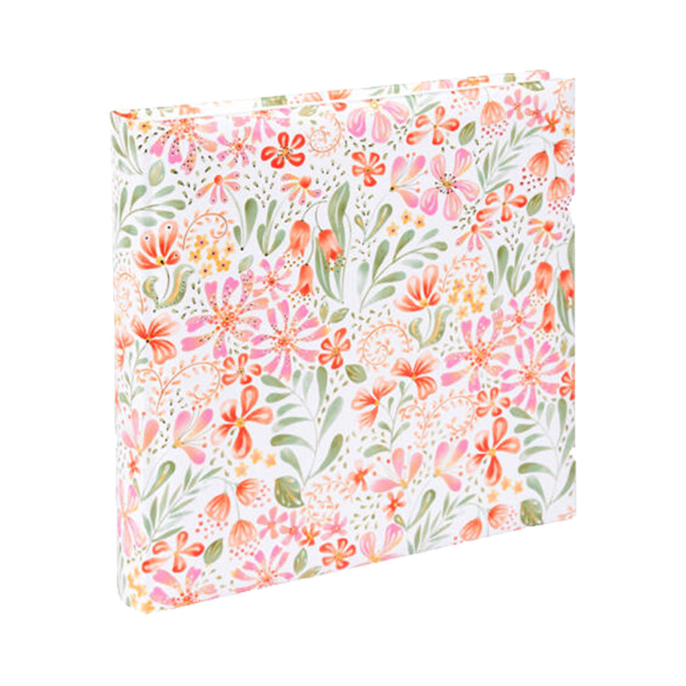 Goldbuch Pianta Rossa 25x25 cm fotoalbum stående på skrå med blomster på hvid bund