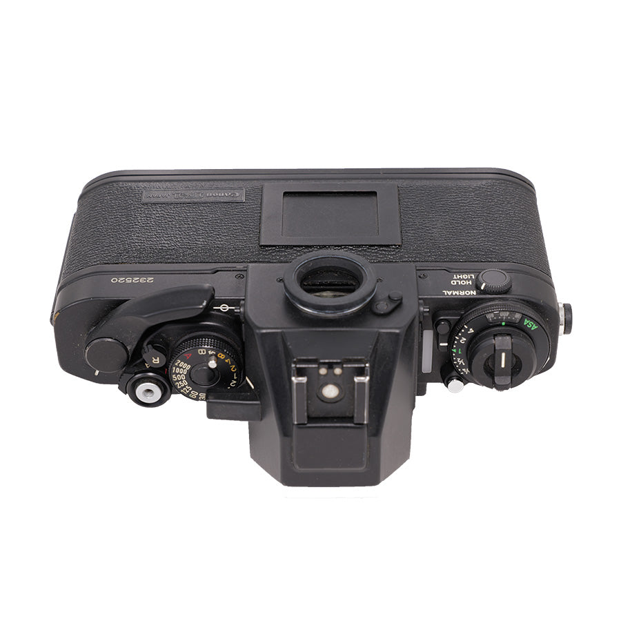 Canon New F-1 set ovenfra med tidsknap, filmtransport og flashsko på AE Finder FN