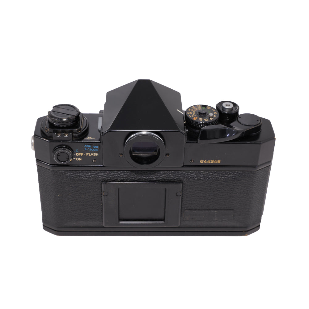 Canon F-1n set oppefra og bagfra med prismesøger, lukkertidshjul og filmtransportgreb med plastikspids