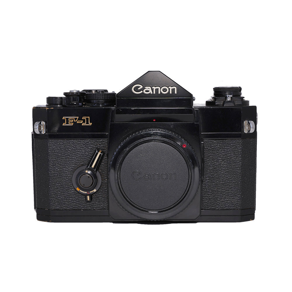 Brugt Canon F-1 spejlreflekskamera set forfra med husdæksel og selvudløserarm