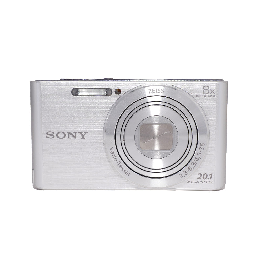 Sony Cyber-shot DSC-W830 set forfra med ZEISS Vario-Tessar-objektiv og 8x optisk zoom