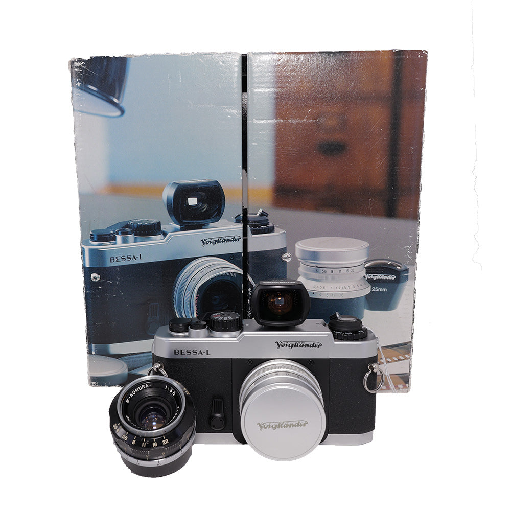 Voigtländer Bessa-L, W-Komura 35mm f/3.5 og 15 mm-søger foran den originale æske