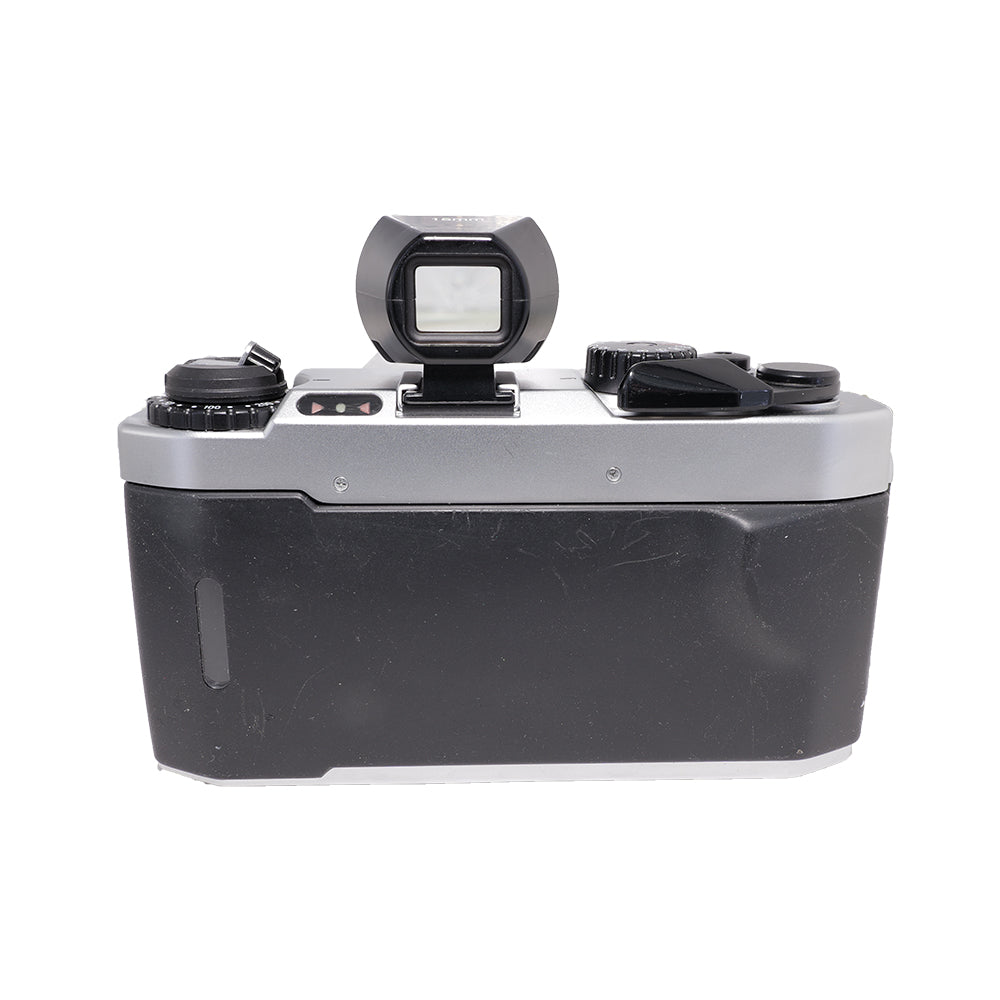 Bagsiden af Voigtländer Bessa-L med lysmålerens lysdioder og ridser på bagklappen
