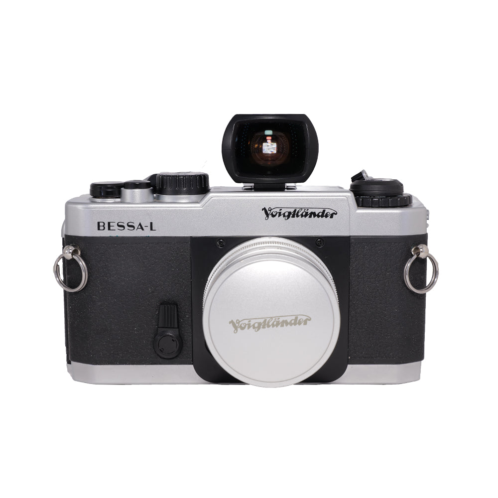 Brugt Voigtländer Bessa-L i sølv set forfra med Super Wide-Heliar 15mm f/4.5 og 15 mm-søger i flashskoen