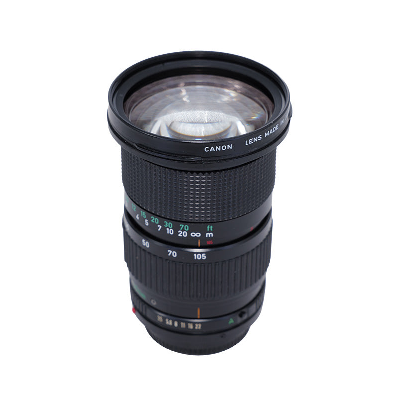 Canon FD 35-105mm f/3.5 set skråt forfra mod frontlinsen