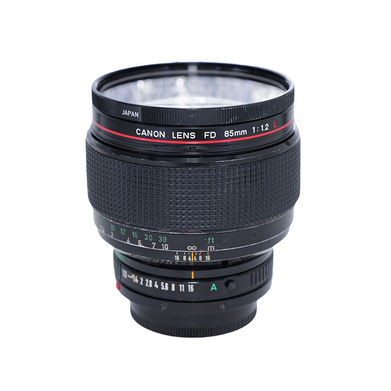 Brugt Canon New FD 85mm f/1.2L set fra siden med afstands- og blændeskala