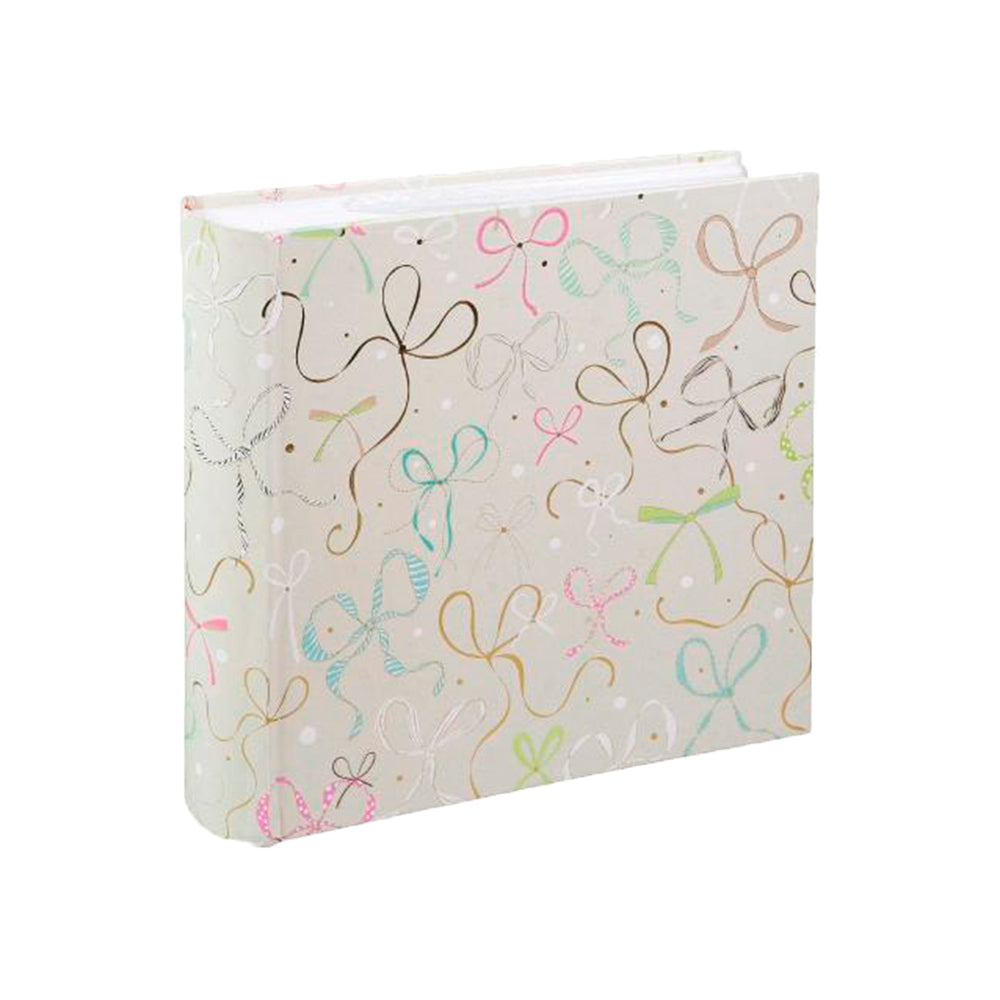 Goldbuch Ribboné Taupe Super 200 fotoalbum med sløjfer i guld og pastel, set skråt forfra