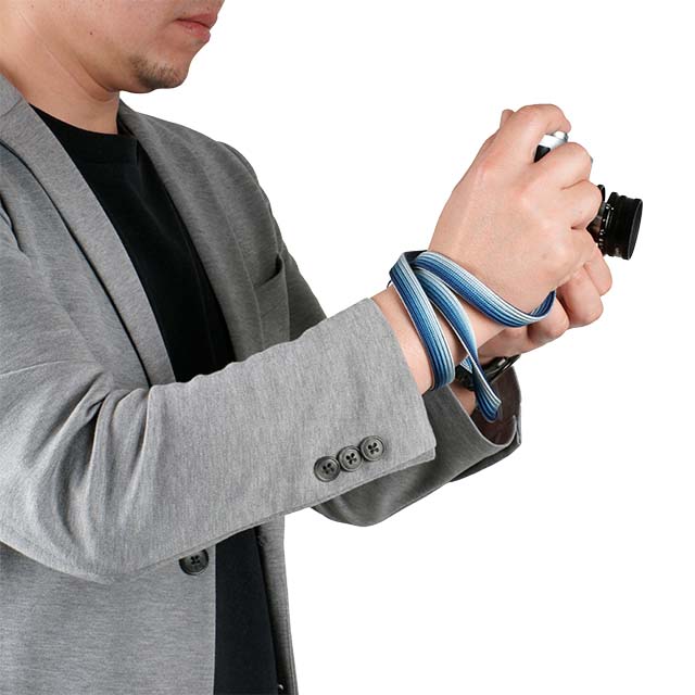 ARTISAN & ARTIST ACAM-312A Silk Camera Strap Gradation Navy / Sølv