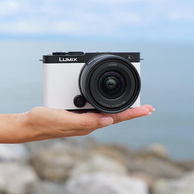 Panasonic Lumix S9 Smokey White + 18-40mm F/4.5-6.3